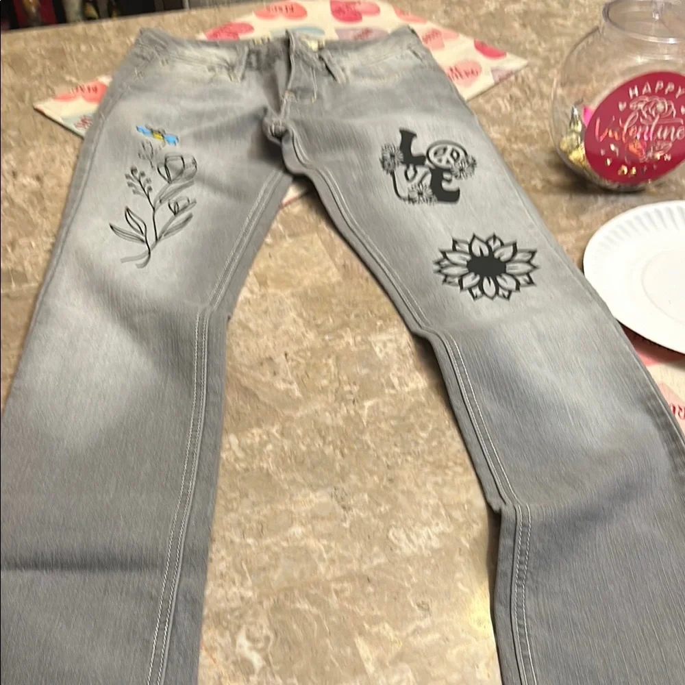 Light Gray Skinny Jeans with Floral Embellishments - Picture 3 of 3